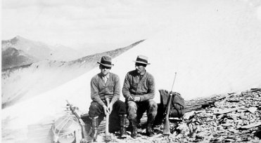 Two hikers on a mountain in Spring, wpH126