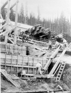 Crew working at mine site of Cariboo Gold Quartz Mine, UnkwpH228