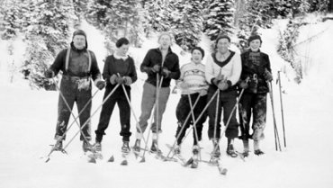 Group of skiers, wpH246