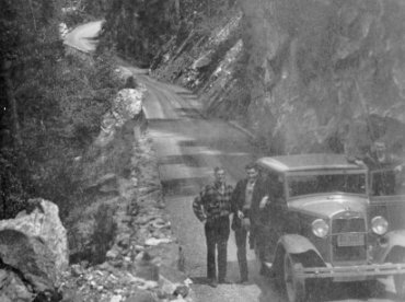 Jordon McArthur and John Leanard, on way to Wells through Devil's Canyon, wpH326